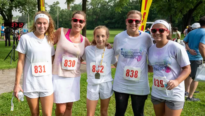 loc color run participants posing